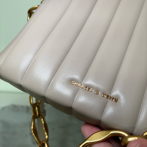 *NEW* Charles & Keith Saddle Bag - Picture 5 of 7